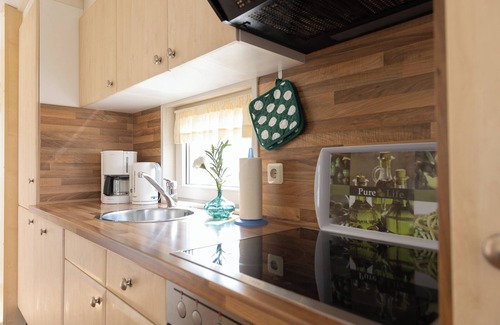 Dorumer Neufeld House | Vacation bungalow Mellumplate 10, at ground level and surrounded by greenery.