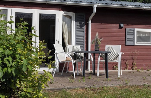 Dorumer Neufeld House | Vacation bungalow Mellumplate 10, at ground level and surrounded by greenery.