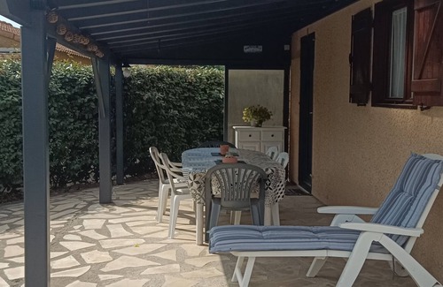 Vendres Villa | Vacation bungalow in private residence with swimming pool