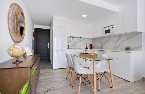 Parque Holandes Apartment | Vacation 'Casa Sunrise' with Sea View, Shared Pool and Wi-Fi