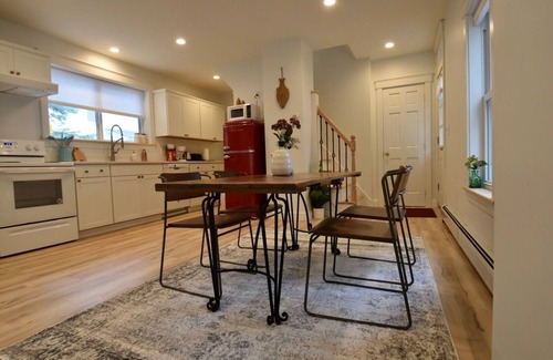 Brunswick Apartment | Vacation Creation Downtown Brunswick 2King Beds