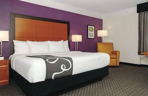 Guasti Hotel | Vacation Day Is Always A Great Idea! Enjoy Comfortable unit and Free Parking!