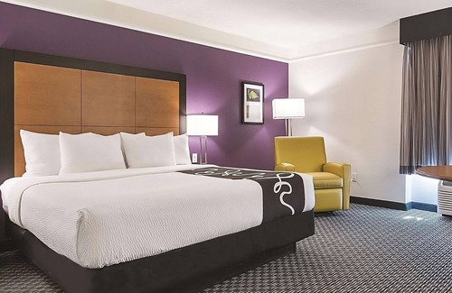 Guasti Hotel | Vacation Day Is Always A Great Idea! Enjoy Comfortable unit and Free Parking!
