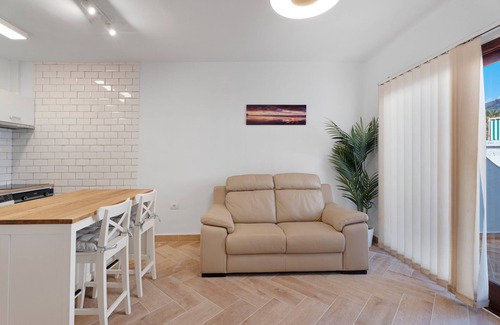Los Gigantes Apartment | Vacation 'Delfin Amarillo' with Balcony and Wi-Fi
