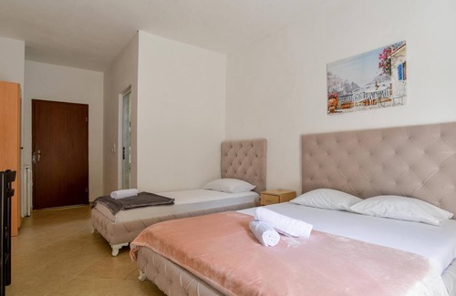 Gjerana Apartment | Vacation Flat w Balcony, 5 min to Beach in Ulcinj