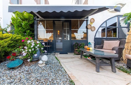 Koyunbaba Apartment | Vacation Flat w Garden, Pool in Bodrum Gumusluk