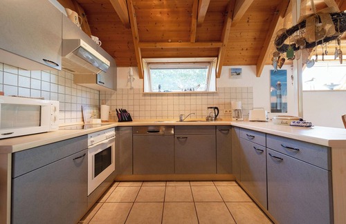 Dorumer Neufeld House | Vacation home Medemsand 4 with open kitchen and surrounded by greenery.