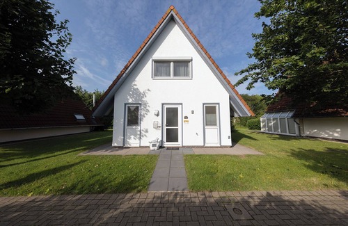Dorumer Neufeld House | Vacation home Ellersiek. Inviting and at the harbor.