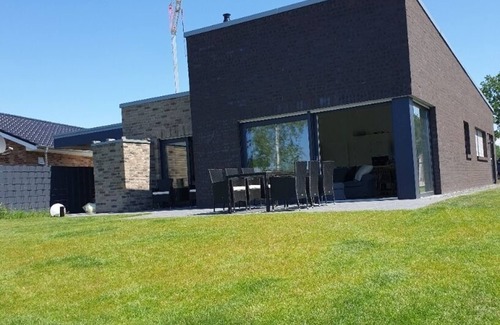 Barssel House | Vacation home right on the lake with sauna, air conditioning and private beach