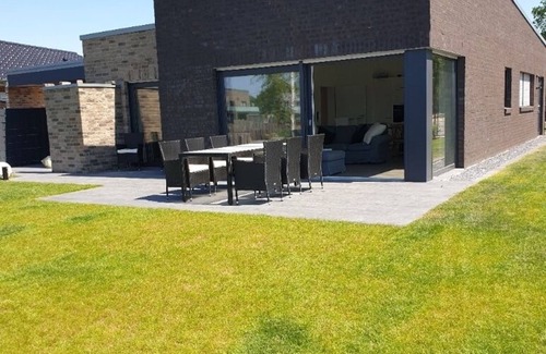 Barssel House | Vacation home right on the lake with sauna, air conditioning and private beach