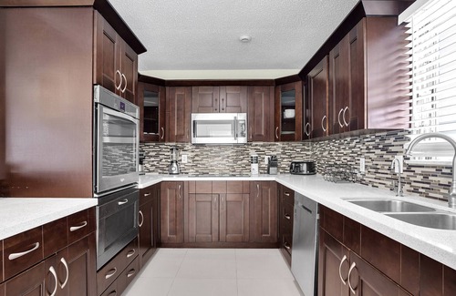 Driftwood House | Vacation Home 3 BRs with Private Pool & Backyard