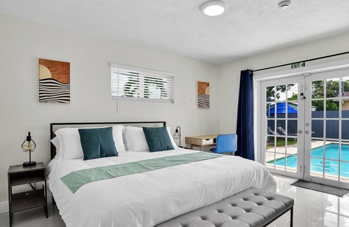 Driftwood House | Vacation Home 3 BRs with Private Pool & Backyard