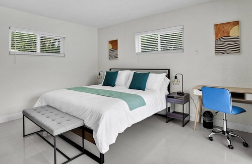 Driftwood House | Vacation Home 3 BRs with Private Pool & Backyard