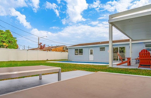 Driftwood House | Vacation Home 4BRS, with Relax Backyard & Pool