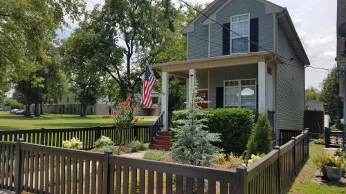 Buena Vista House | Vacation Home 5 Mins to Down Town 2 Bedrooms 2 Baths Garden Area Hot Tub