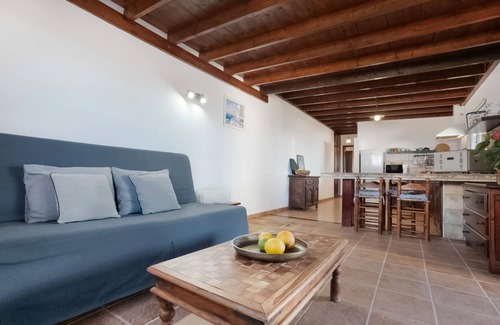 El Cuchillo House | Vacation Home 'Almar' with Sea View, Private Terrace and Wi-Fi