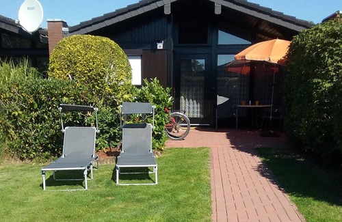 Fedderwardersiel House | Vacation home bungalow, one floor, fenced garden, dog allowed, 2 parking spaces