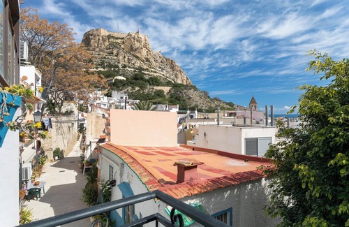 Alicante City Centre House | Vacation Home "Casita Kunterbunt" with Sea View, Terrace & Wi-Fi