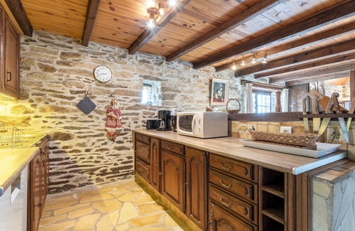 Plovan House | Vacation Home "Chaumière Ty Plouz" with Private Terrace, Private Garden and Wi-Fi