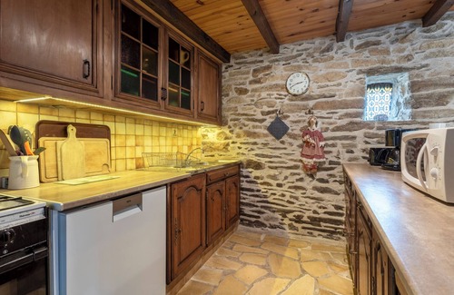 Plovan House | Vacation Home "Chaumière Ty Plouz" with Private Terrace, Private Garden and Wi-Fi