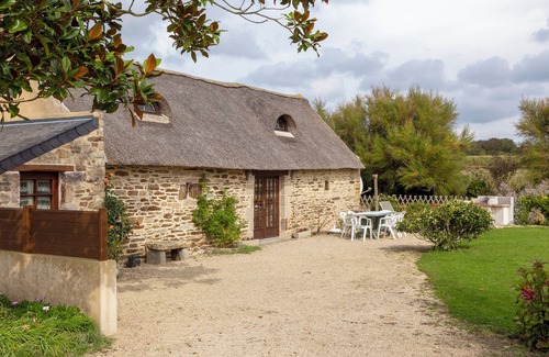 Plovan House | Vacation Home "Chaumière Ty Plouz" with Private Terrace, Private Garden and Wi-Fi