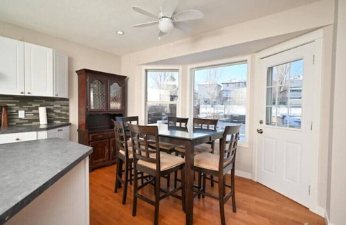 Southwest Calgary House | Vacation Home Close To Spruce Meadows