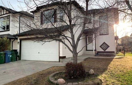 Southwest Calgary House | Vacation Home Close To Spruce Meadows