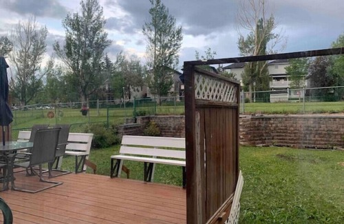 Southwest Calgary House | Vacation Home Close To Spruce Meadows