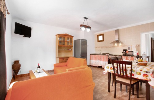 Icod de los Vinos House | Vacation Home 'Ca Aurora' with Mountain View, Shared Terrace and Wi-Fi