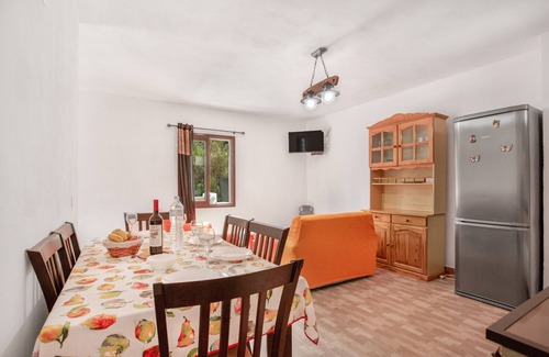 Icod de los Vinos House | Vacation Home 'Ca Aurora' with Mountain View, Shared Terrace and Wi-Fi
