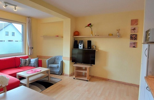 Eckwarden Apartment | Vacation home Herter, WiFi, gr. Garden, play equipment, lounger/play area, barbecue, animals
