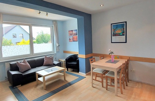 Eckwarden Apartment | Vacation home Herter, WiFi, gr. Garden, play equipment, lounger/play area, barbecue, animals
