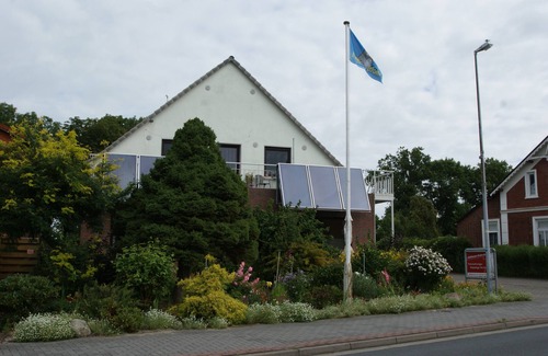 Eckwarden Apartment | Vacation home Herter, WiFi, gr. Garden, play equipment, lounger/play area, barbecue, animals