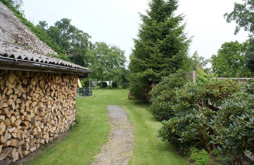 Eckwarden Apartment | Vacation home Herter, WiFi, gr. Garden, play equipment, lounger/play area, barbecue, animals