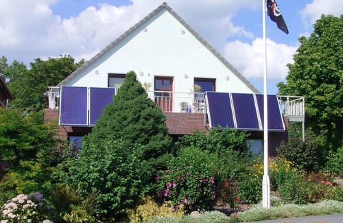 Eckwarden Apartment | Vacation home Herter, WiFi, garden, play equipment, lounger/play area, barbecue