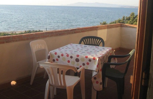 Sa Rocca Tunda House | Vacation Home "Il suono del mare" At the Beach with Sea View, Wi-Fi, Balcony & Garden