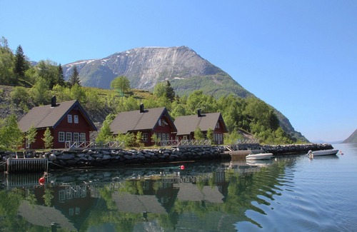 Mauranger House | Vacation home in beautiful Fjord Norway - motorboat for hire.