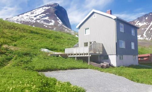 Botnhamn House | Vacation Home in Fjordgård with views of Segla and the Fjord
