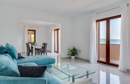 Novigrad House | Vacation home Lorena by Interhome