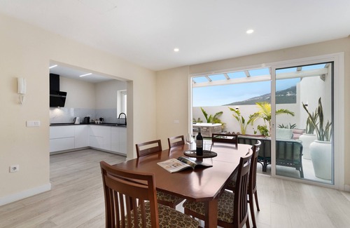 La Orotava House | Vacation Home 'Mojo Surf Yoga House' with Sea View, Private Terrace and Wi-Fi