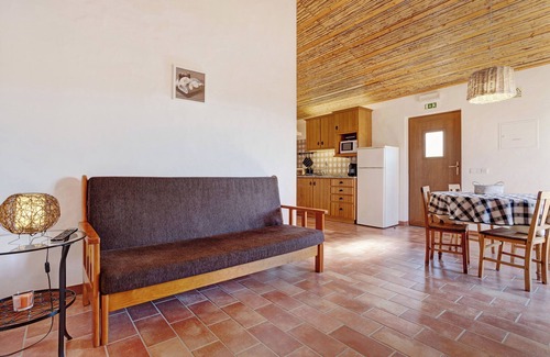 Camarate House | Vacation Home Monte do Tanoeiro - Casa Adega with Wi-Fi & Garden