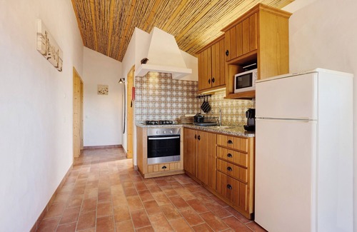 Camarate House | Vacation Home Monte do Tanoeiro - Casa Adega with Wi-Fi & Garden
