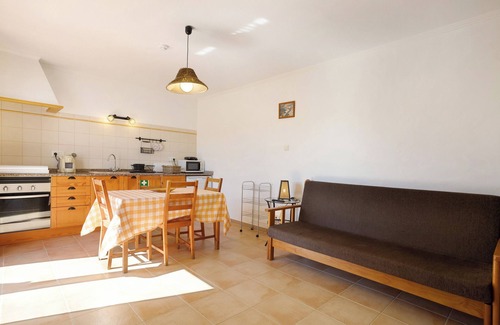 Camarate House | Vacation Home Monte do Tanoeiro - Casa Tonel with Wi-Fi & Garden