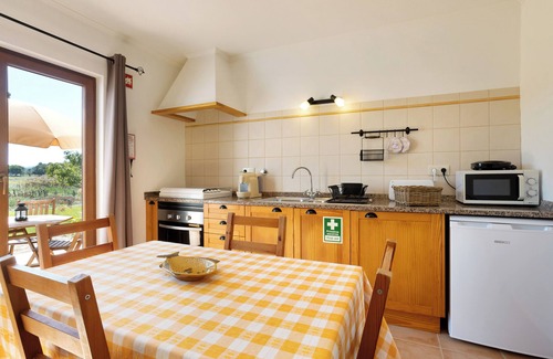 Camarate House | Vacation Home Monte do Tanoeiro - Casa Tonel with Wi-Fi & Garden