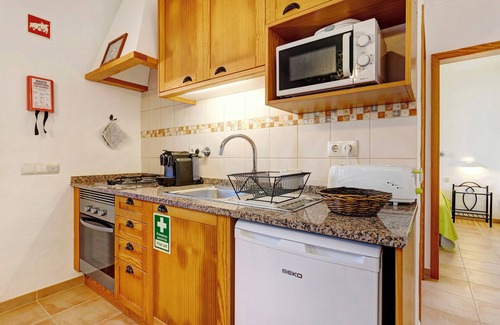 Camarate House | Vacation Home Monte do Tanoeiro - Casa da Barrica with Wi-Fi & Garden