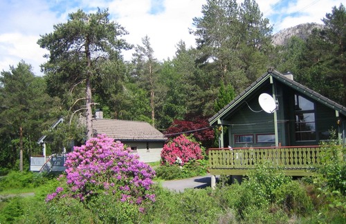 Lyngstranda House | Vacation home Norway: Vacation property for up to 6 people, 9.9/15 hp motorboat for hire.