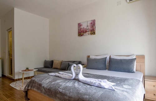 Gjerana Apartment | Vacation Home w Terrace and Garden in Ulcinj