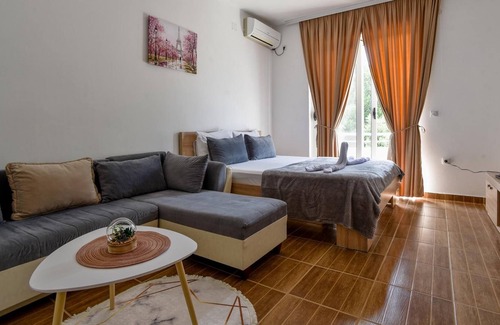 Gjerana Apartment | Vacation Home w Terrace and Garden in Ulcinj