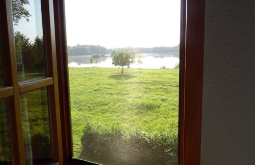Havern Cottage | Vacation home with large meadow on nature reserve lake