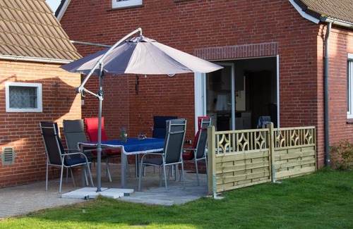 Krummhoern House | Vacation home with large fenced plot directly on the canal